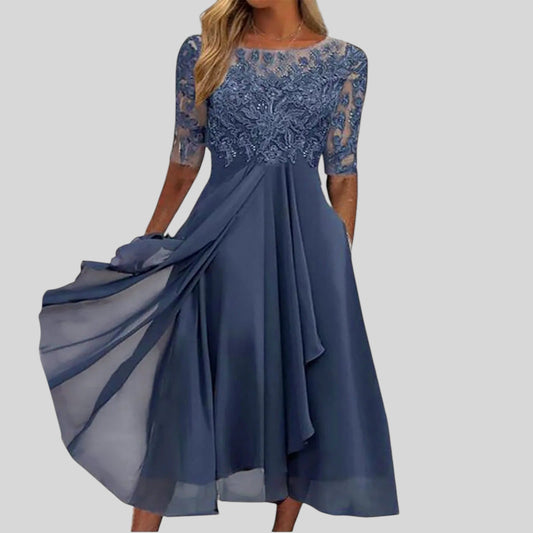 Zaria – La robe midi en dentelle qui vous va si bien